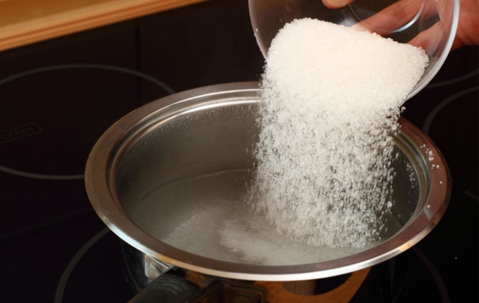 Proses pembuatan air gula cukup mudah