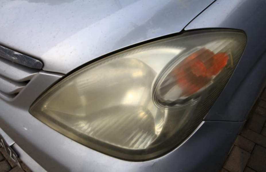 Cara membersihkan kaca lampu mobil yang buram