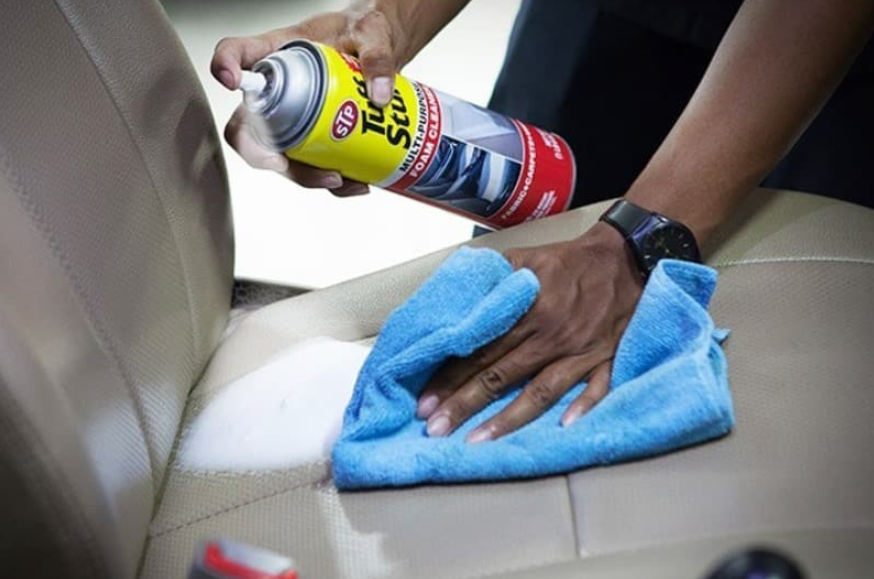 Menggunakan cairan khusus memudahkan dalam membersihkan jok mobil