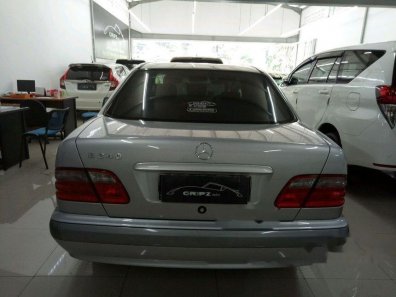 Mercedes-Benz E240 W210 2000 Sedan-1