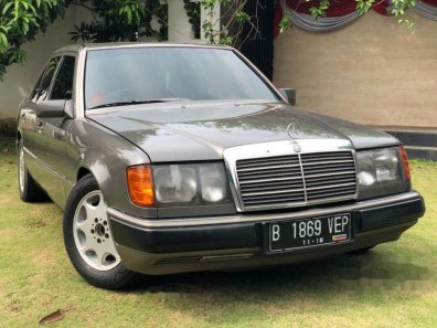  Mercedes-Benz 300E 1990 Sedan-1
