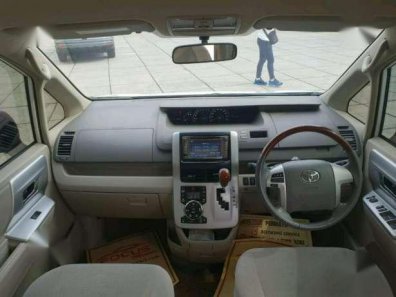 2013 Toyota NAV1 2.0 V Lux Automatic  Putih Dijual -1