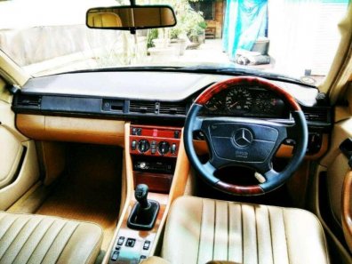 Butuh dana ingin jual Mercedes-Benz E-Class  1980-1