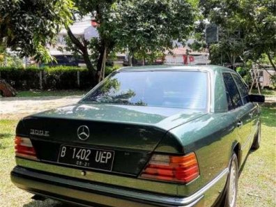 Mercedes-Benz E-Class 1992 Sedan dijual-1