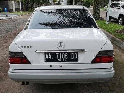Butuh dana ingin jual Mercedes-Benz E-Class 1992-1