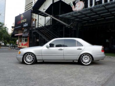 Butuh dana ingin jual Mercedes-Benz C-Class C200 1995-1