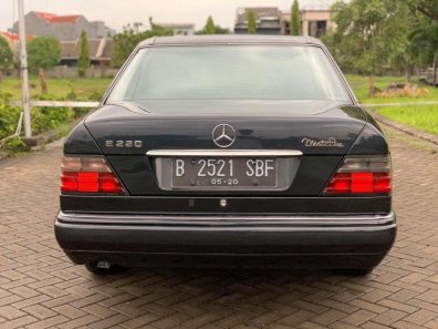 Butuh dana ingin jual Mercedes-Benz E-Class E 220 1995-1