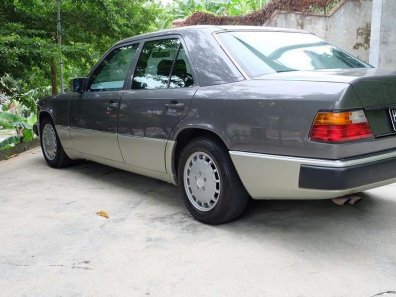 Butuh dana ingin jual Mercedes-Benz E-Class E 300 1992-1