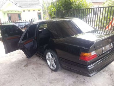 Butuh dana ingin jual Mercedes-Benz E-Class E 300 1986-1