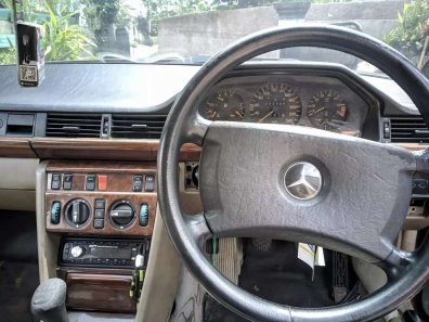 Butuh dana ingin jual Mercedes-Benz 300E 1988-1