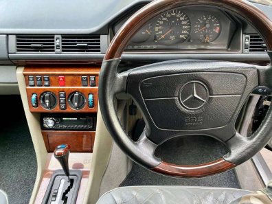 Mercedes-Benz E-Class E 320 1996 Sedan dijual-1