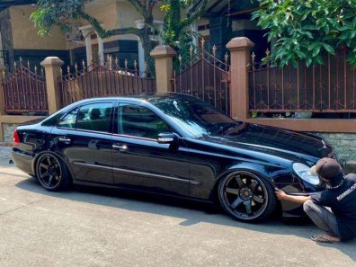 Jual Mercedes-Benz E-Class 2003, harga murah-1