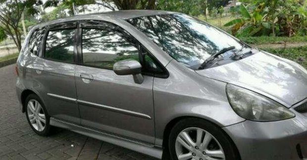 Хонда моби. Honda Jazz 2007 мокрый асфальт. Сплиттер Honda Jazz 2007. Чехол для Хонда джаз 2007 года. Обшивка двер джаз Хонда джаз 2007 года.
